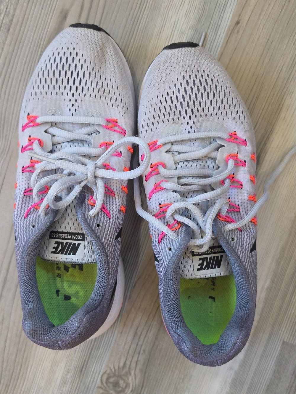 Nike Women’s Light Gray Running Sneakers with Neon Pink Details